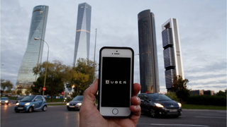 Ganan los taxistas: Uber cierra temporalmente su servicio en España